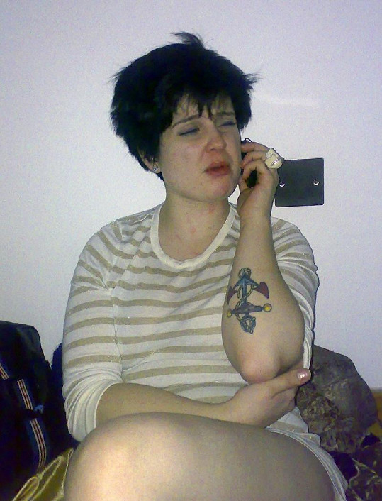 Dříve Kelly provázely skandály: Zde unavená po večírku u své kamarádky Amy Winehouse.