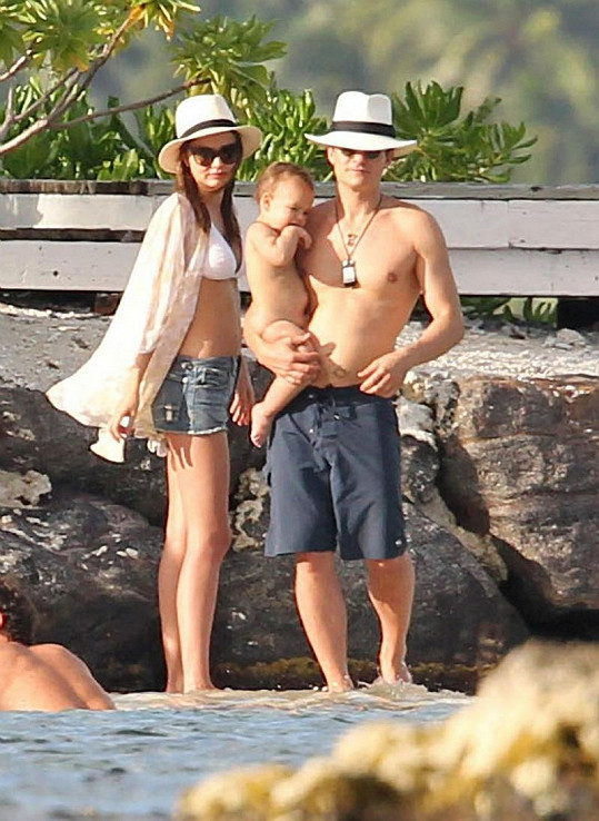 Miranda Kerr s manželem Orlandem Bloomem a synem Flynnem na ostrově Bora Bora.