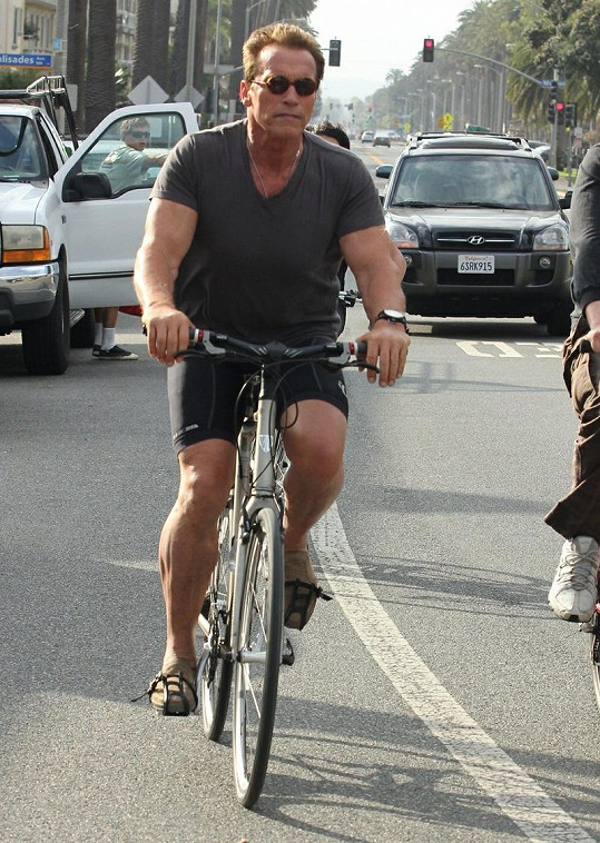 Arnold Schwarzenegger se stále věnuje sportu.
