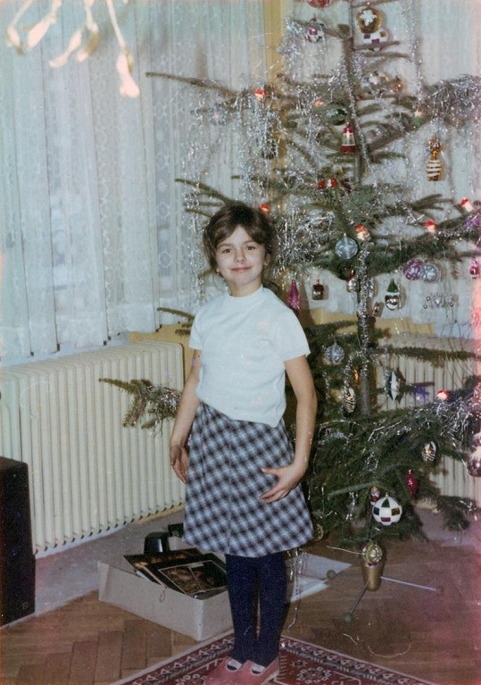 Marta na snímku z dětsví u vánočního stromečku. 