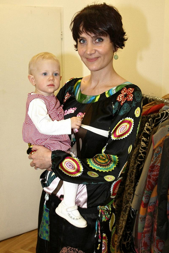 Ester Janečková s dcerou Sárou, která se už může těšit na dalšího sourozence.