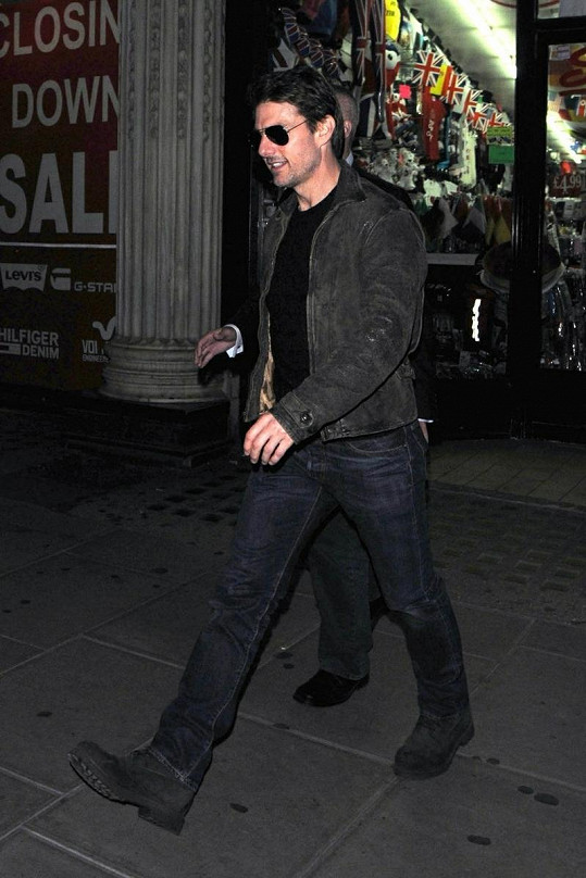Tom Cruise míří do klubu Chinawhite, aby si poslechl hudbu svého syna.