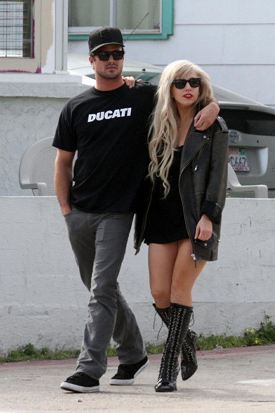 Lady Gaga se na starším snímku prochází s přítelem Taylorem Kinneym.