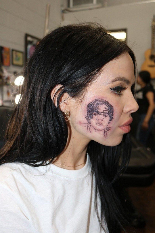 Kelsy Karter na sebe upozornila falešným tetováním.