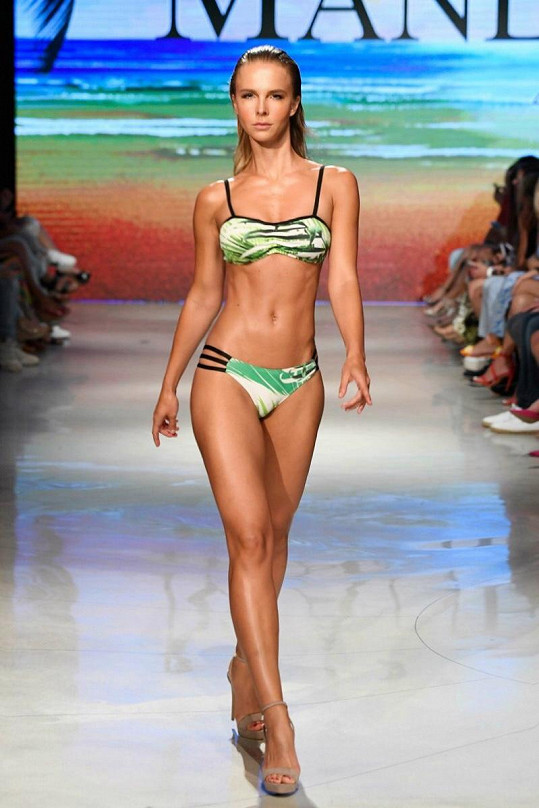 Zúčastnila se módní události Swim Week v Miami.