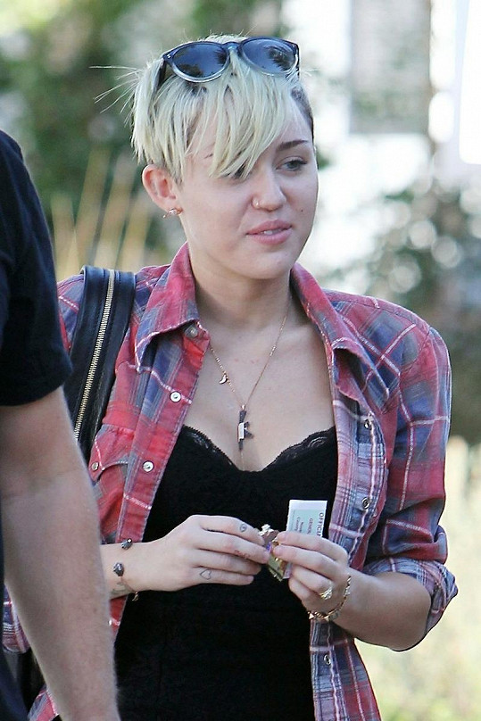 Miley Cyrus na cestě do volební místnosti.
