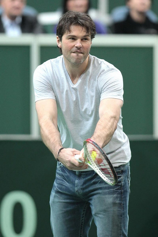 Jaromír Jágr ukázal své tenisové umění.