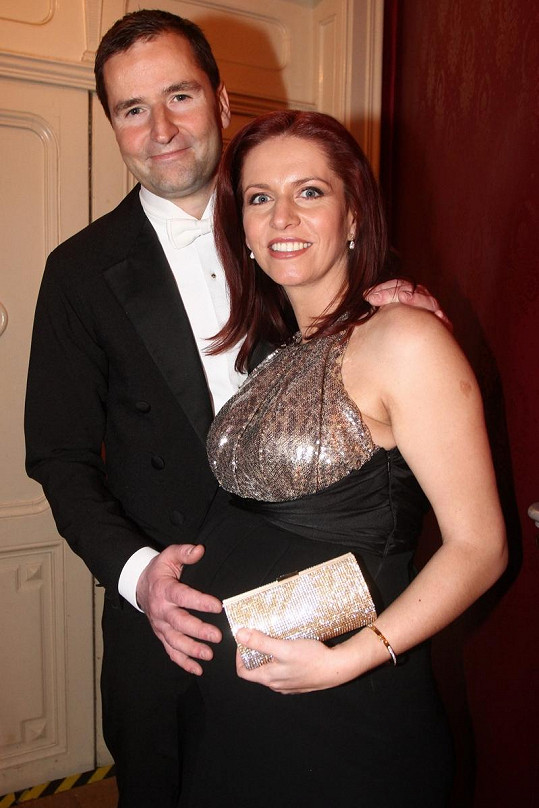 Robert ještě s těhotnou Norou na Plese v Opeře.