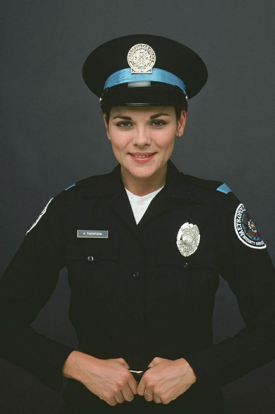 Kim Cattrall jako kadetka Karen Thompson.
