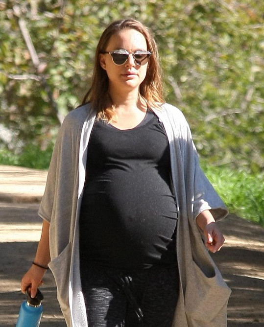 Portman byla do konce těhotenství velmi aktivní. Fotografové ji na procházkách potkávali snad denně.