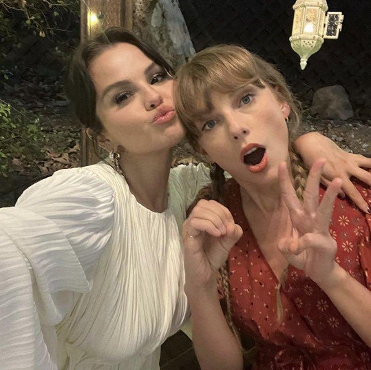 Za svou jedinou opravdovou kamarádku označila Taylor Swift. Poté, co se Francia urazila, ještě Selena přiložila pod kotel.
