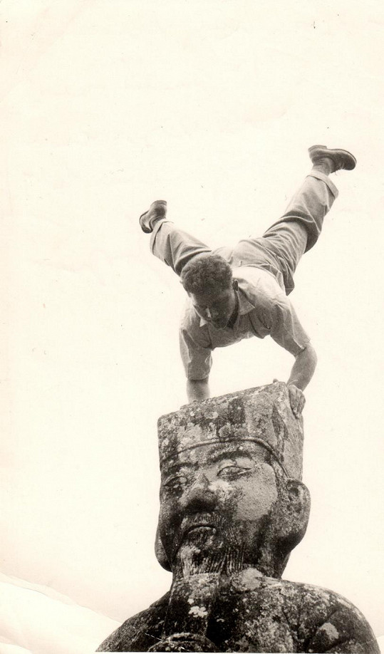 Otec Miloše byl gymnasta, později se věnoval akrobacii, jeho výstupy zaujaly různé světové televize. Tady předvádí sílu v Číně (1955).
