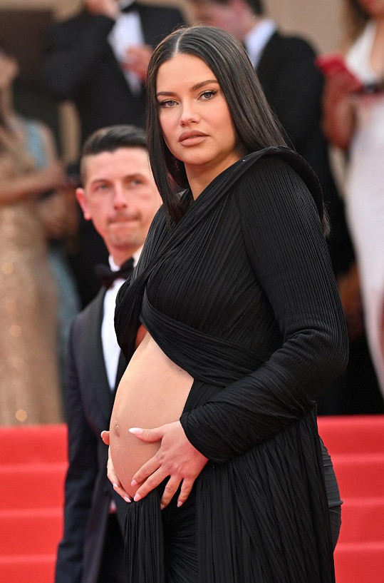 Modelka nechala své těhotenství vyniknout v černé róbě s odhaleným břichem.