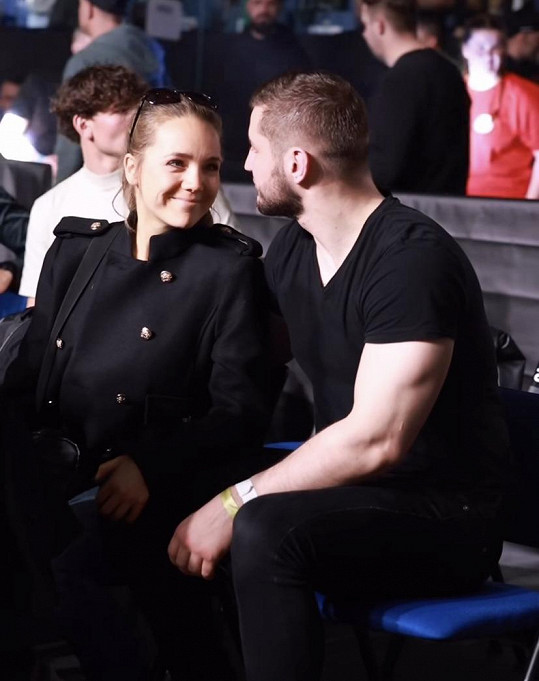 Lucie Vondráčková se Zdeňkem Polívkou na turnaji organizace Oktagon MMA
