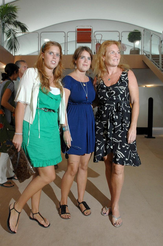 Fergie s dcerami Beatricí a Eugenií (uprostřed)