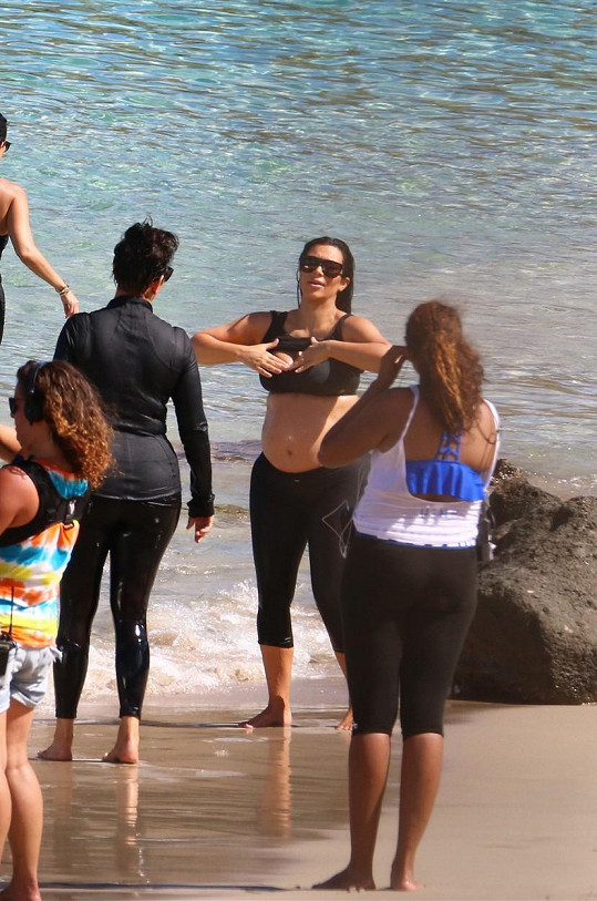 Kim Kardashian se poté rovnou svlažila v moři. 