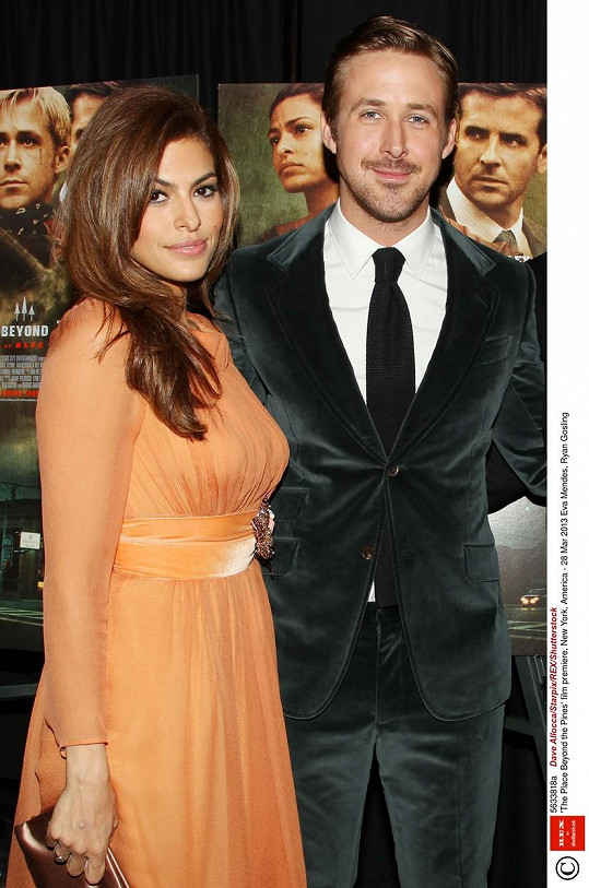 Ryan Gosling a Eva Mendes v roce 2013 na newyorské premiéře filmu Za borovicovým hájem. Propagace jejich společného snímku byla poslední příležitostí, kdy se spolu objevili na červeném koberci.