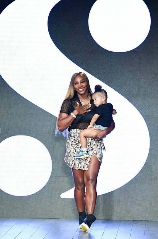 Serena Williams v New Yorku představila novou kolekci, publiku poděkovala i s dcerkou Alexis Olympiou v náručí.