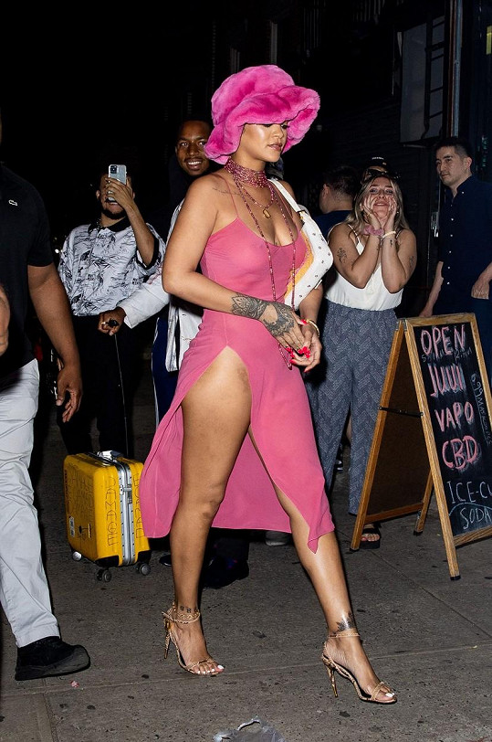 Rihanna vyrazila na rande v New Yorku v průsvitné košilce, která toho moc nezakryla. 