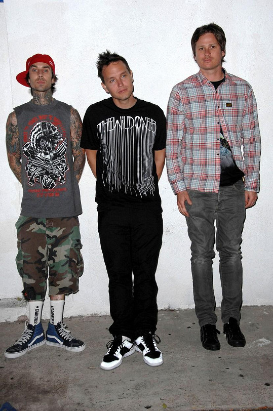 Travis je bubeníkem skupiny Blink-182.