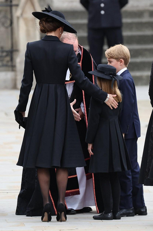 Princezna oblékla kabátek ke kolenům, klobouk a lodičky.