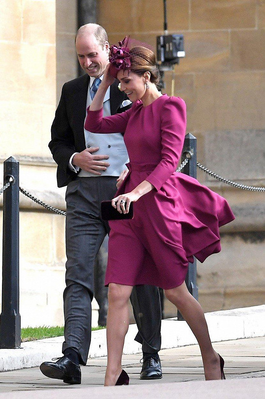 Vévodkyně Kate zářila po boku Williama v tmavě růžové róbě. 