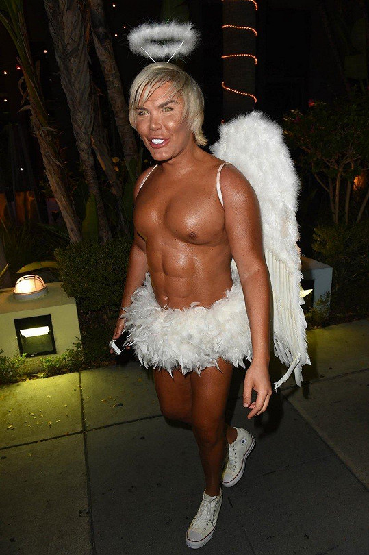 Na hollywoodské halloweenské party byl za anděla.