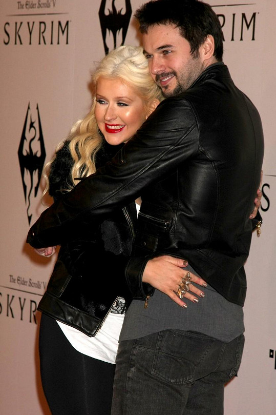 Christina Aguilera se toho zase nebála na rodinné oslavě. Vytratila se prý na záchod se současným partnerem Matthewem Rutlerem, a když bylo po všem, doufala, že si jich nikdo nevšimnul. 