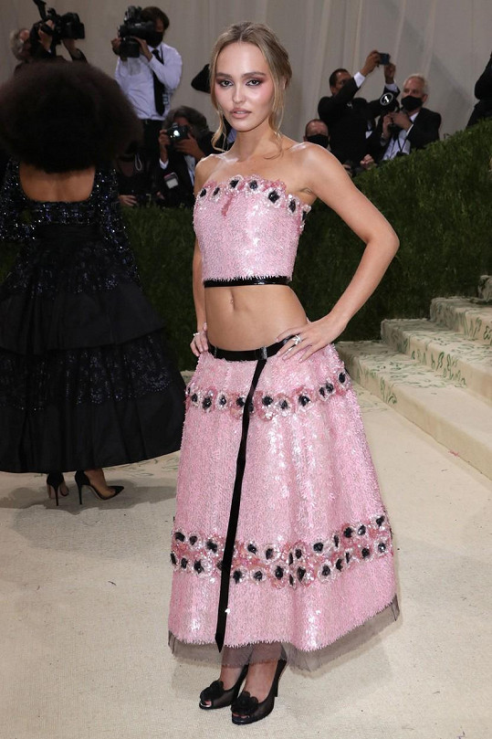 Odhalené bříško Lily-Rose Depp v outfitu Chanel. 