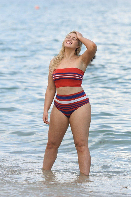 Iskra Lawrence své ženské křivky vystavila na pláži v Miami.