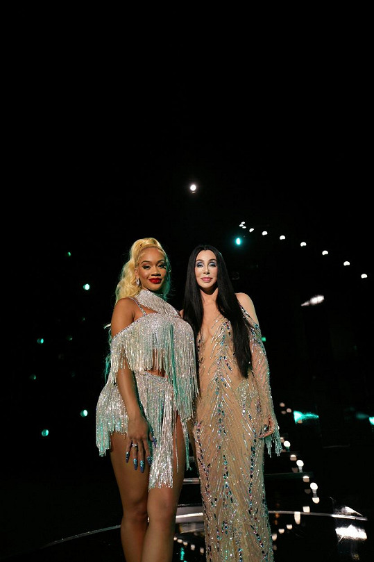 Cher se blýskla s rapperkou Saweetie v nové kampani kosmetické značky. 