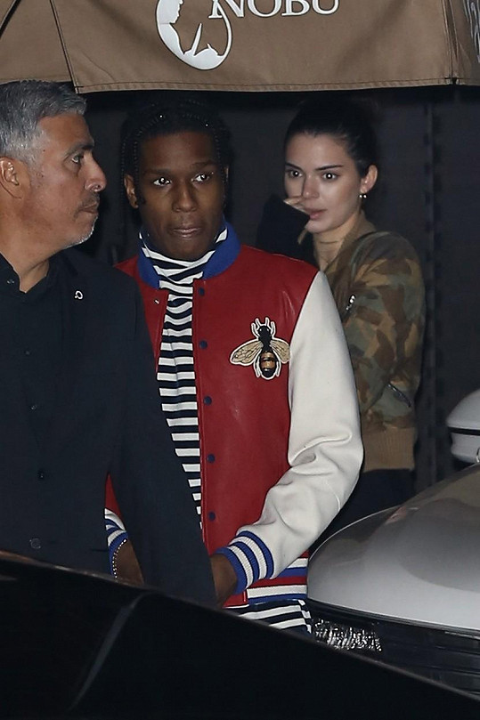 A$AP Rocky a Kendall Jenner vypadali při odchodu z restaurace zaskočeni přítomností fotografů.