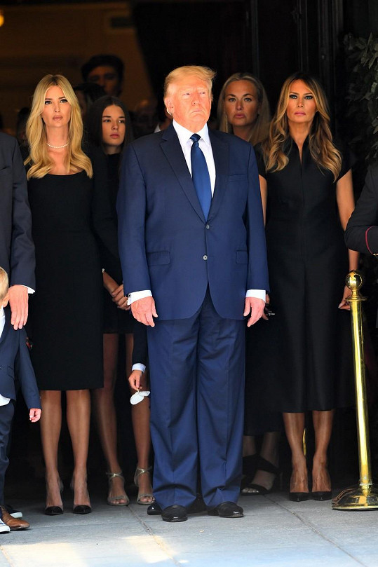 Donald Trump dorazil na místo. Na snímku s manželkou Melanií (vpravo), dcerou Ivankou a dalšími blízkými.
