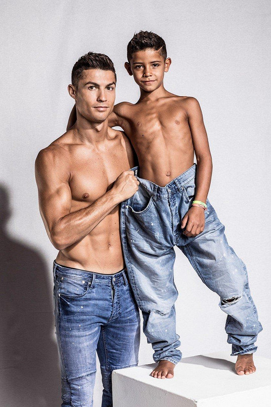 Cristiano Ronaldo a jeho syn se neuvěřitelně podobají.
