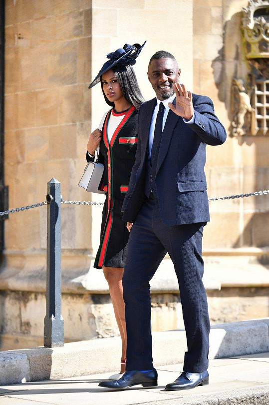 Velmi pravděpodobný nástupce Daniela Craiga v roli Jamese Bonda Idris Elba doprovázel svou nepříliš vhodně oblečenou snoubenku Sabrinu Dhowre v tmavém obleku s elegantní vestičkou.