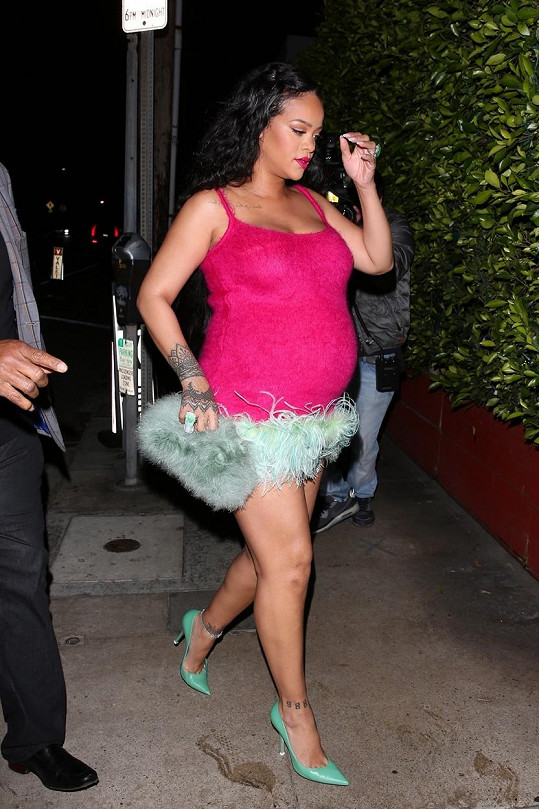 Rihanna se nedávno vydala na večeři v růžových minišatech s peříčky. 