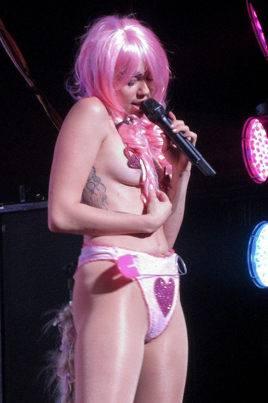 Miley Cyrus koncertovala skoro nahá.