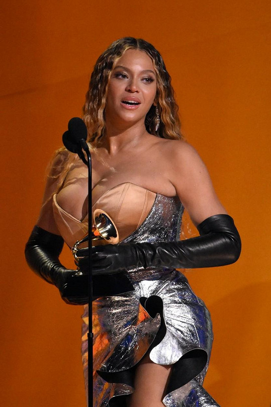 Beyoncé poděkovala v sexy korzetu. 