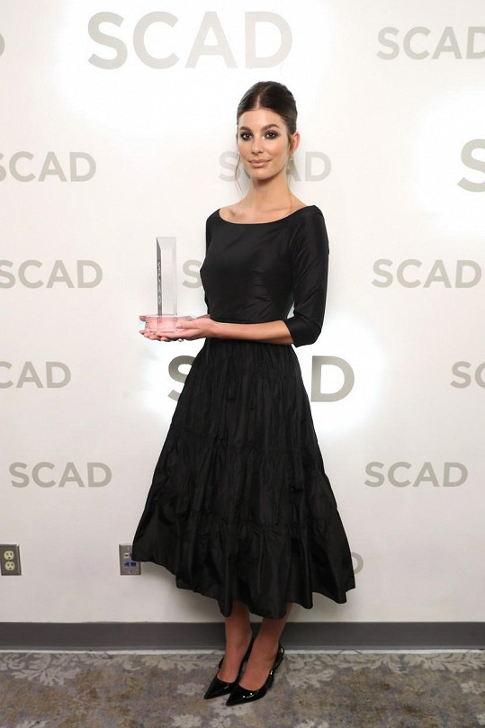 Camila Morrone si převzala cenu na filmovém festivalu SCAD.