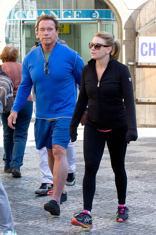 Arnold Schwarzenegger s přítelkyní Heather v Praze