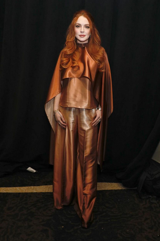 Lohan před měsícem na newyorském týdnu módy. Bříško maskovala rafinovaným topem. 
