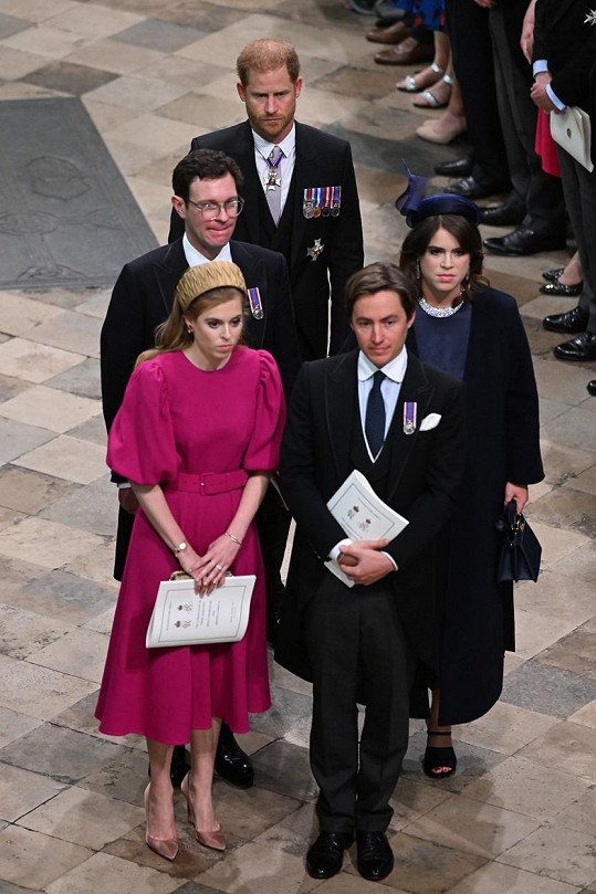 Harry se svými sestřenicemi Beatricí (vlevo) a Eugenií a jejich manžely