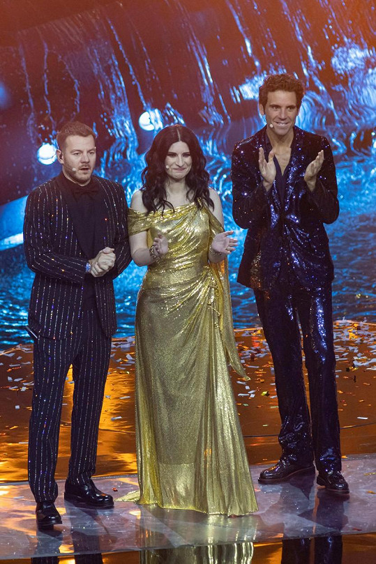 Show, kterou sleduje víc jak 100 milionů lidí, Mika moderovat spolu s Alessandrem Cattelanem (vlevo) a Laurou Pausini.