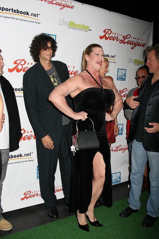 Wrestlerka byla častým hostem show Howarda Sterna (v pozadí za Nicole). 