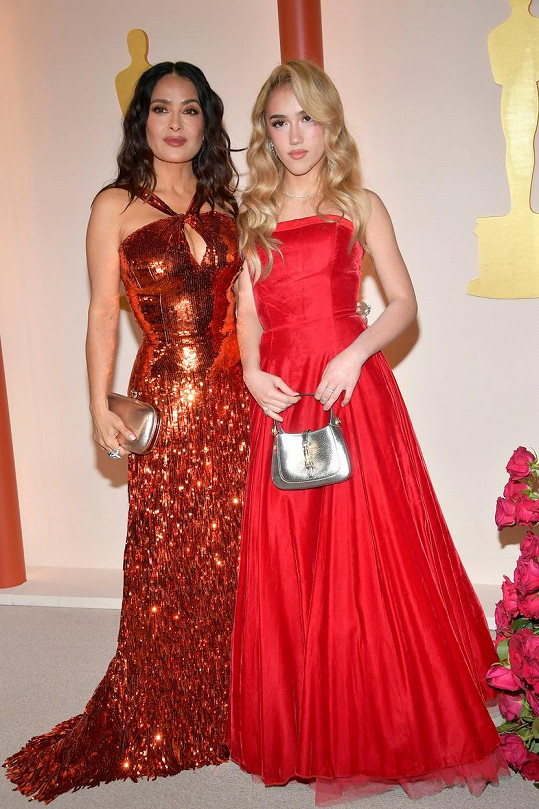 Salma Hayek s dcerou Valentinou na Oscarech. Sladily se do červené a značky Gucci.