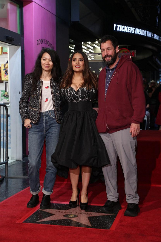 Salma Hayek s režísérkou Chloe Zhao a hercem Adamem Sandlerem, kteří pronesli řeč u předávání její hvězdy na hollywoodském chodníku slávy. 