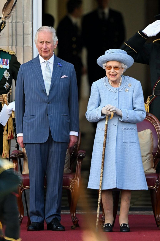 Král Karel III. s královnou Alžbětou II. na snímku z konce června