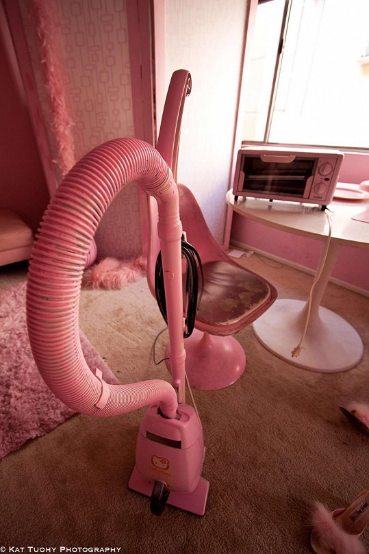 Veškeré vybavení domácnosti je..., světe, div se..., v růžové!