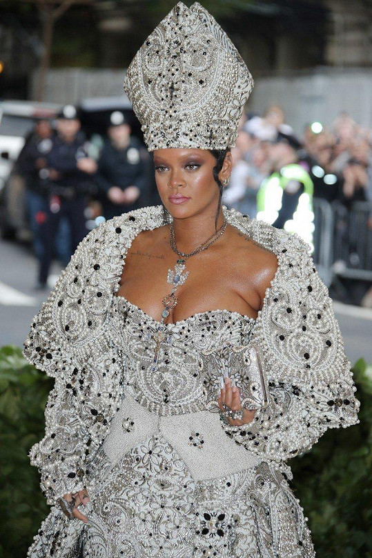 Rihanna se zdobenou papežskou mitrou