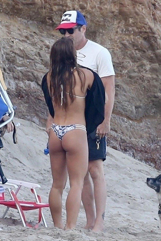 David Duchovny s krásnou přítelkyní na pláži v Malibu